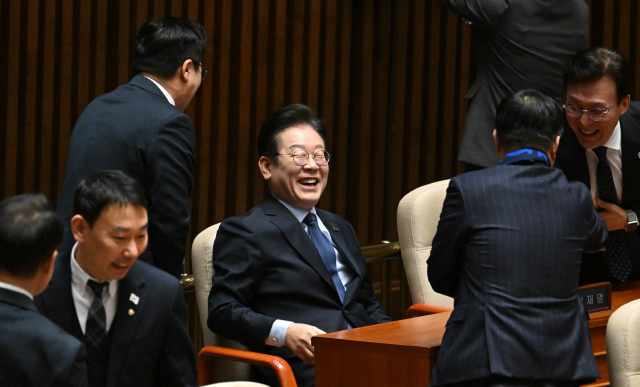 이재명 더불어민주당 대표가 10일 서울 여의도 국회에서 열린 제422회 국회(임시회)에서 의원들과 대화하고 있다. 성형주 기자 2025.02.10