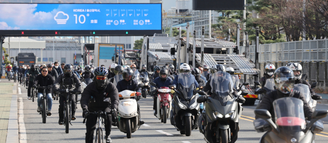 지난 12월 5일 오후 울산시 북구 현대자동차 명촌정문에서 오전조 근무자들이 2시간 일찍 퇴근하고 있다. 현대차 노조는 이날부터 이틀간 오전 근무조(1직)와 오후 근무조(2직)가 매일 2시간씩 총 4시간 파업을 결정했다고 밝혔다. 연합뉴스