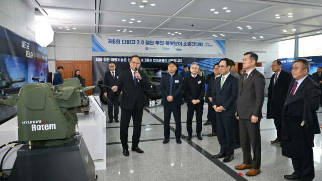 석종건 방위사업청장은 10일 경기도 의왕시 현대로템 기술연구소를 방문해 무인·로봇 기술에 대해 설명을 듣고 있다. 사진 제공=방사청