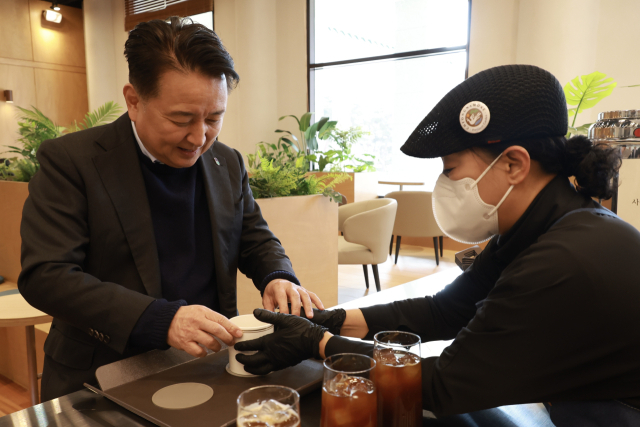 김영환(왼쪽) 충북도지사가 10일 개점한 청남대 휴게음식점 ‘Cafe The 청남대’를 이용하고 있다. 사진제공=충북도