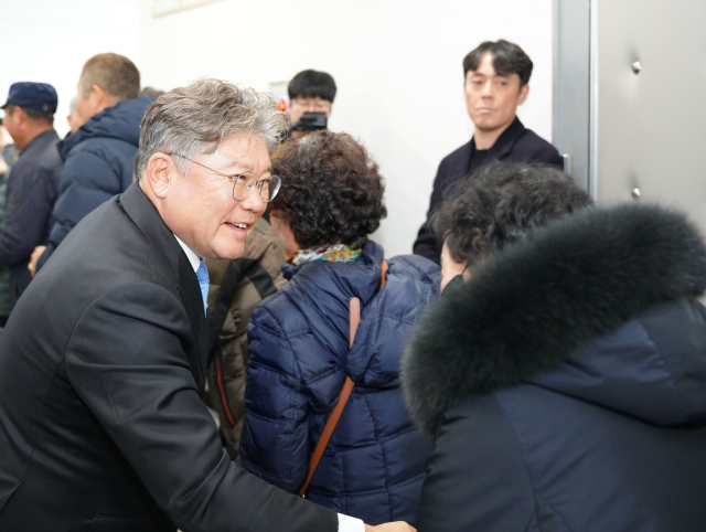 장세일 영광군수가 10일 ‘읍·면 순회 군민과의 대화’ 첫 방문지인 백수읍·염산면 주민들과 악수를 나누고 있다. 장 군수는 오는 14일까지 2024년 군정 주요성과와 2025년 군정 비전을 비롯해 새롭게 도입한 읍·면 발전토의와 건의사항 청취 순으로 ‘읍·면 순회 군민과의 대화’를 진행한다. 사진 제공=영광군