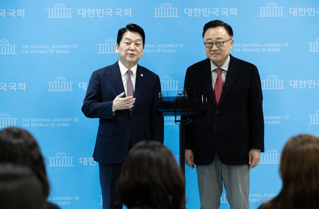 안철수·고동진 국민의힘 의원이 10일 서울 여의도 국회에서 열린 반도체특별법 관련 기자회견을 마친 후 취재진의 질문에 답변하고 있다. 뉴스1