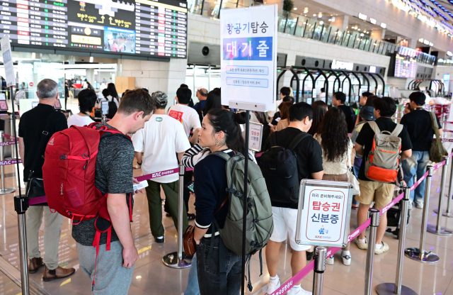 이용객들로 붐비는 김포공항 국내선 출발장. 권욱 기자