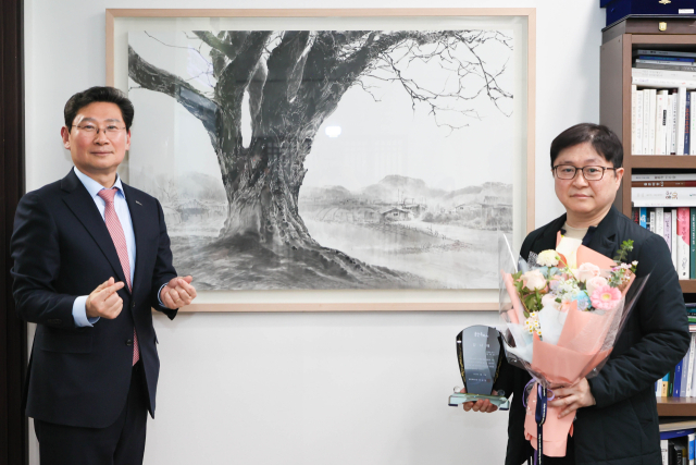 이상일 용인시장이 지난 10일 한국화가 정태균 화백으로부터 수묵화 작품 ‘달빛마중’을 기증받고 있다. 사진 제공 = 용인시