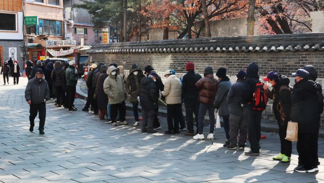 3일 서울 종로구 탑골공원 원각사 노인무료급식소 앞에 어르신들이 점심식사를 위해 줄지어 서 있다. 연합뉴스