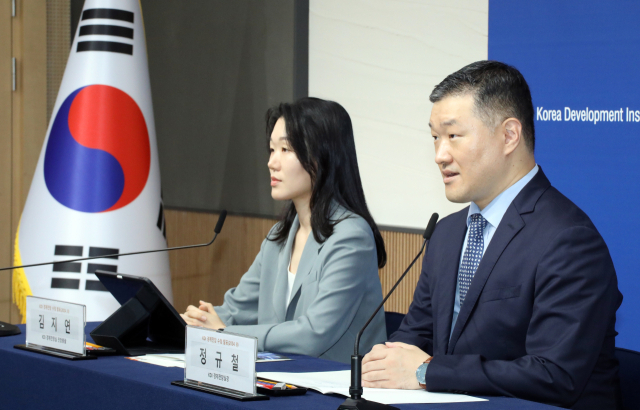 정규철(오른쪽) 한국개발연구원(KDI) 경제전망실장과 김지연 KDI 경제전망실 전망총괄. 연합뉴스