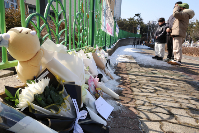 11일 오전 초등생 1학년 여아가 살해당한 대전 서구 한 초등학교에 추모객들의 발길이 이어지고 있다. 연합뉴스