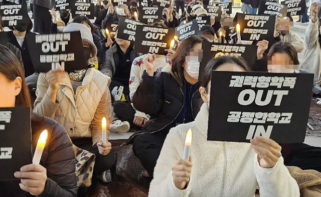 경기 성남시의원 자녀와 관련된 A초등학교 학교폭력 사안 해결을 촉구하는 시민과 온라인 카페 회원들이 지난해 11월 9일 서현역 광장에서 해당 시의원 사퇴 등을 촉구하는 촛불집회를 하고 있다. 연합뉴스