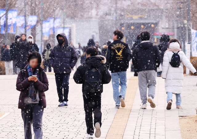 눈이 내리는 10일 오후 서울 서대문구 일대에서 시민들이 발걸음을 재촉하고 있다.연합뉴스