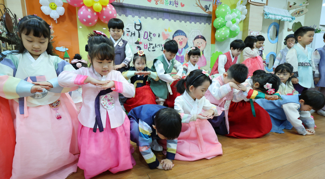 지난달 23일 오전 인천 미추홀구 숭의유치원에서 어린이들이 세배 예절을 배우고 있다. 연합뉴스