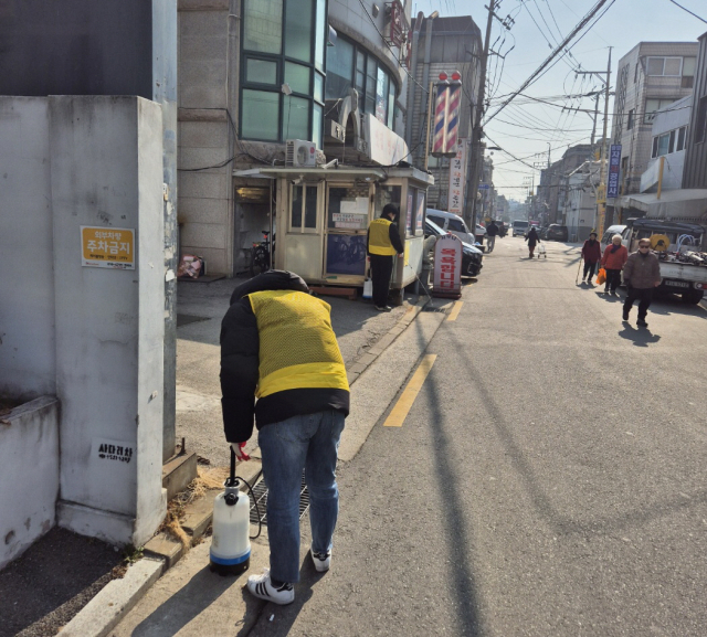 도봉구 보건소 방역기동반이 목욕장 주변을 방역하고 있다. 사진제공=도봉구