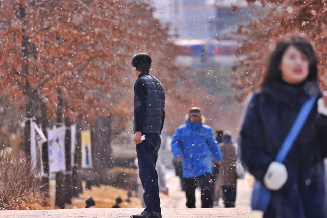 눈이 내리는 10일 오후 서울 서대문구 일대에서 시민들이 발걸음을 재촉하고 있다. 연합뉴스