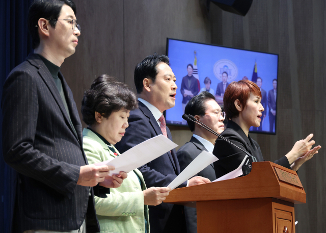 국민의힘 국회 법제사법위원회 소속 위원들이 12일 서울 여의도 국회 소통관에서 기자회견을 열고 야당이 발의한 '명태균 특별법' 반대 성명을 발표하고 있다. 연합뉴스