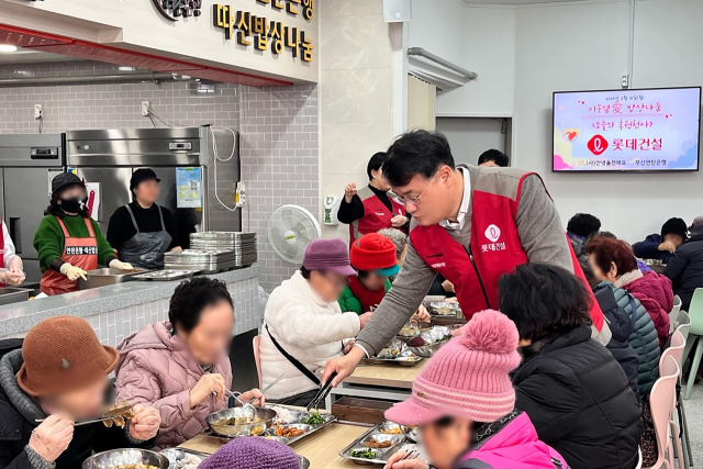 롯데건설 샤롯데 봉사단이 10일 홀몸·재가 어르신 대상 ‘이웃옆愛 밥상나눔’ 봉사활동에 참여하고 있다. 사진 제공=롯데건설