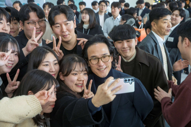 조현범 한국앤컴퍼니그룹 회장이 지난 11일 대전광역시 유성구에 있는 하이테크연구소 ‘테크노돔’에서 열린 신입사원 환영회에서 신입사원들과 만나 ‘셀카’ 촬영을 하고 있다. 사진제공=한국앤컴퍼니그룹