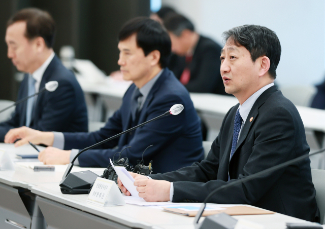 안덕근(오른쪽 첫 번째) 산업통상자원부 장관이 12일 서울 강남구 한국무역협회에서 ‘제5차 산업투자전략회의’를 주재하고 있다. 연합뉴스