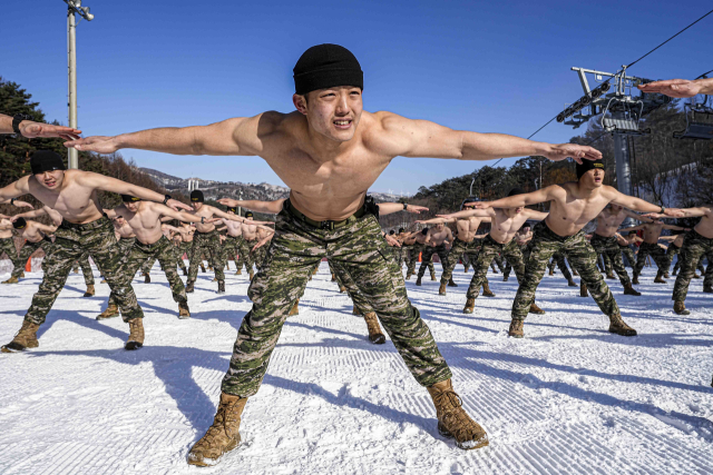 해병대 수색대대 장병들이 영하의 날씨와 강설을 극복하며, 강인한 체력과 해병대정신을 함양하기 위한 체력단련(PT)을 실시하고 있다. 사진 제공=해병대사령부