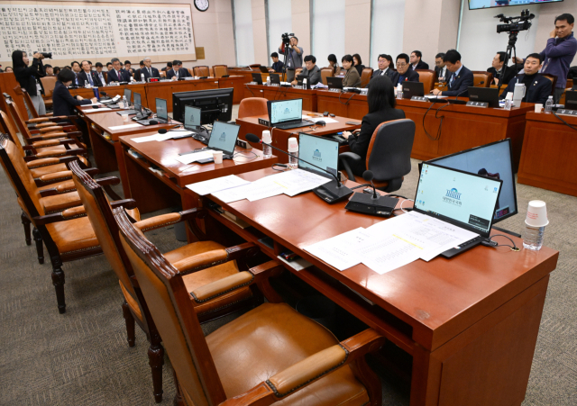 12일 서울 여의도 국회에서 열린 법제사법위원회 전체회의에서 '명태균 특검법' 상정에 항의하며 퇴장한 국민의힘 의원석이 빈 채로 회의가 진행되고 있다. 성형주 기자