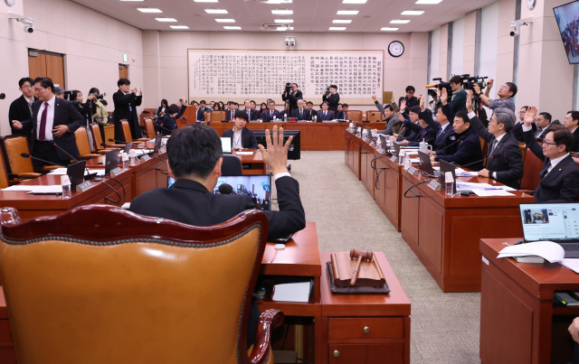 12일 국회 법제사법위원회에서 야당 의원들이 '명태균 특검법' 상정안에 대한 찬성 표결을 하고 있다. 연합뉴스