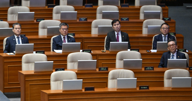 12일 서울 여의도 국회 본회의장에서 열린 정치·외교·통일·안보 대정부질문에서 국무위원들이 참석하고 있다. 윗줄 왼쪽부터 김영호 통일부 장관, 김석우 법무부 장관 직무대행, 김선호 국방부 장관 직무대행, 고기동 행정안전부 장관 직무대행. 아랫줄은 조태열 외교부 장관.