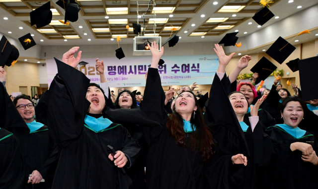 인천시가 12일 시청 대회의실에서 연 '2025 명예시민학위 수여식'에서 학위 취득자들이 학사모를 던지고 있다. 사진제공=인천시