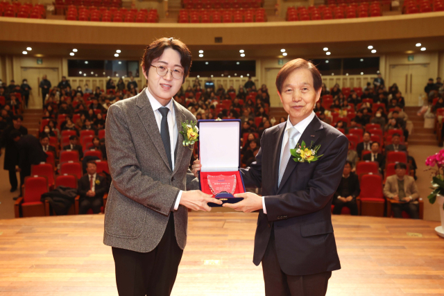 KAIST의 공경철(왼쪽)기계공학과 교수가 12일 대전 본원에서 이광형 총장으로부터 ‘올해의 KAIST인상’을 수상하고 있다. 사진 제공=KAIST