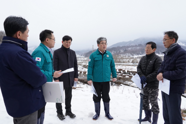 임상섭(왼쪽 네번째) 산림청장이 최훈식(세번째) 장수군수와 오미자 시설 재배지 대설피해 현장을 방문해 피해현황을 점검하고 복구계획을 논의하고 있다. 사진제공=산림청