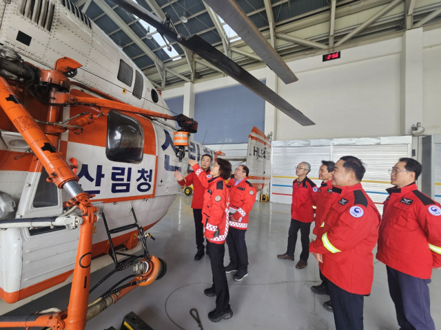 이미라 산림청 차장이 강릉산림항공관리소를 찾아 산불진화헬기를 살펴보고 있다. 사진제공=산림청