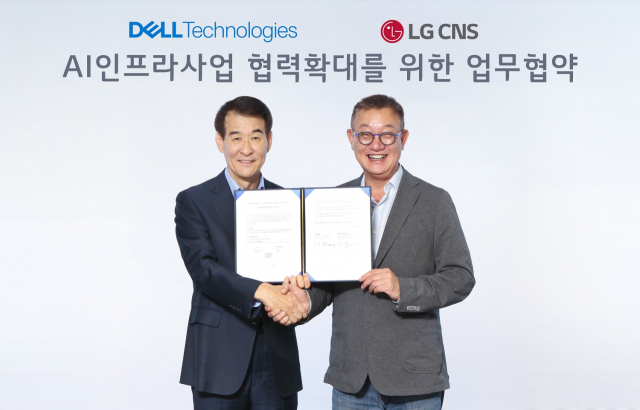 현신균(오른쪽) LG CNS 대표와 김경진 한국 델 테크놀로지스 총괄사장이 업무협약식에서 기념촬영을 하고 있다. 사진 제공=LG CNS