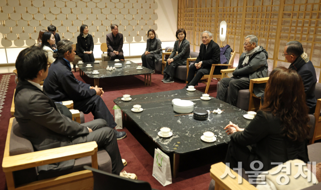 유인촌 문체부 장관이 12일 ACC에서 광주·전남 지역 문화예술인들과 간담회를 갖고 있다. 사진 제공=문체부