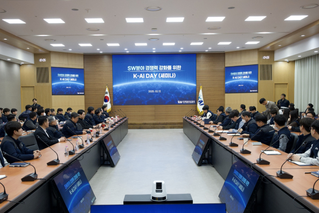 12일 경남 사천 한국항공우주 본사에서 열린 ‘K-AI Day’에서 참석자들이 세미나에 참여하고 있다. 사진 제공=KAI