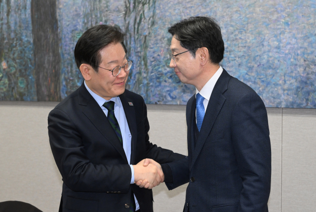 이재명(왼쪽) 더불어민주당 대표와 김경수 전 경남도지사가 13일 오후 서울 여의도 국회에서 악수하고 있다. 성형주 기자