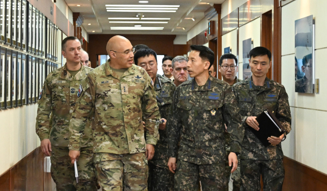 13일 공군 오산기지에서 만난 김형수 공군작전사령관(오른쪽)과 데이비드 밀러 미 우주작전사령관(왼쪽)이 한미우주작전분야 협력 방안을 논의하기 위해 접견실로 이동하고 있다. 사진 제공=공군