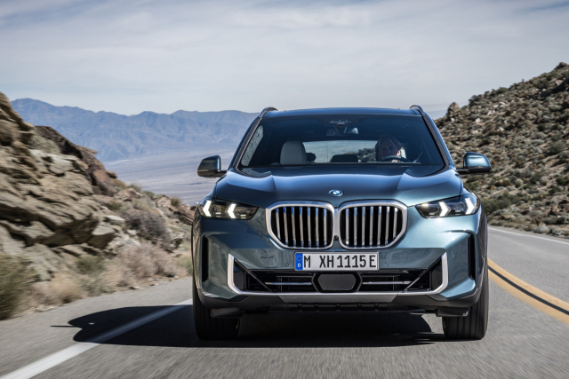 BMW X5는 지난해 국내에서 6100대 팔려 수입 스포츠유틸리티차량(SUV) 중 최다 판매량을 기록했다. 사진 제공=BMW코리아