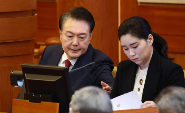 윤석열 대통령이 13일 서울 종로구 헌법재판소 대심판정에서 열린 '윤석열 대통령 탄핵심판 8차 변론'에 출석해 변호인과 대화하고 있다. 연합뉴스