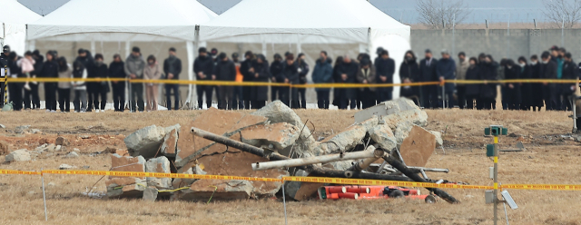 12·29 제주항공 여객기 참사 희생자 유가족들이 1월 18일 전남 무안국제공항에서 열린 합동 추모식을 마친 뒤 사고 현장을 찾아 희생자들을 애도하고 있다. 뉴스1