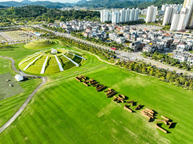 순천만국가정원에 새겨진 ‘순천 세계유산축전’ 문구. 사진 제공=순천시