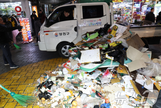 지난해 12월 31일 서울 양천구 목동깨비시장에 차량이 돌진해 관계자들이 사고 수습작업을 하고 있다. 뉴스1