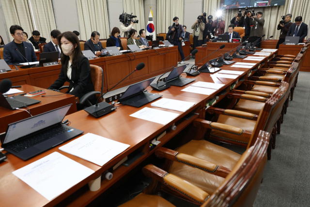 박찬대 국회 운영위원장이 14일 오전 서울 여의도 국회에서 열린 운영위원회 전체회의에서 헌법재판소 재판관 마은혁 임명 촉구 결의안을 의결하고 있다. 이날 전체회의에 여당 의원들은 불참했다. 뉴스1