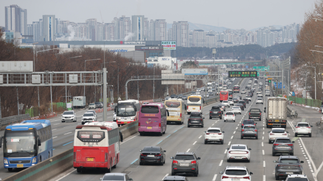 설 연휴 마지막 날인 지난달 30일 경기 오산시 경부고속도로 오산IC 인근 상하행선의 교통량이 많은 모습을 보이고 있다. 뉴스1