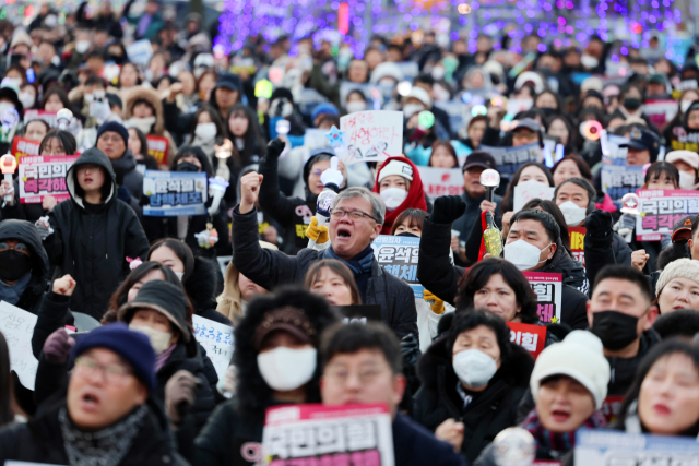 '윤석열정권 즉각 퇴진·사회대개혁 광주비상행동'(광주비상행동)의 8차 광주시민총궐기대회에서 시민들이 구호를 외치고 있다. 연합뉴스