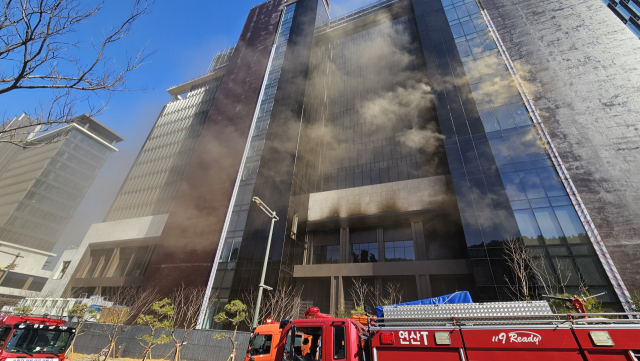 14일 부산 기장군 반얀트리 호텔 신축공사장에서 불이 나 연기가 퍼지고 있다. 부산 = 연합뉴스