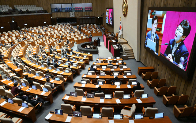 김문수 고용노동부 장관이 14일 서울 여의도 국회 본회의장에서 열린 교육·사회·문화 분야 대정부 질문에서 임이자 국민의힘 의원의 질의를 듣고 있다. 성형주 기자