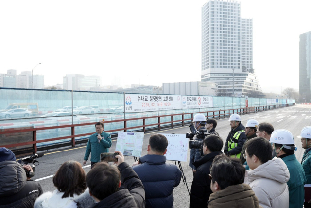 신상진 성남시장이 14일 오전 수내교 분당방향 4차로 임시도로 개통 전 현장에서 브리핑을 하고 있다. 사진 제공 = 성남시