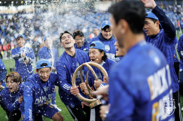 2024시즌 프로축구 K리그1 우승을 차지하며 리그 3연패를 달성한 울산HD 선수단. 사진 제공=울산HD