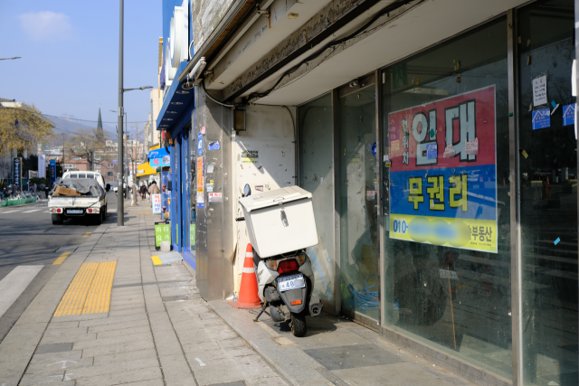 14일 서울 종로구 성균관대 정문 맞은편 거리에 ‘임대’ 현수막이 걸려 있다. 황동건 기자