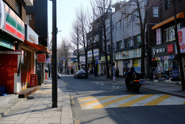 14일 서울 종로구 성균관대 정문 맞은편 거리를 소수의 인파만 지나고 있다. 황동건 기자