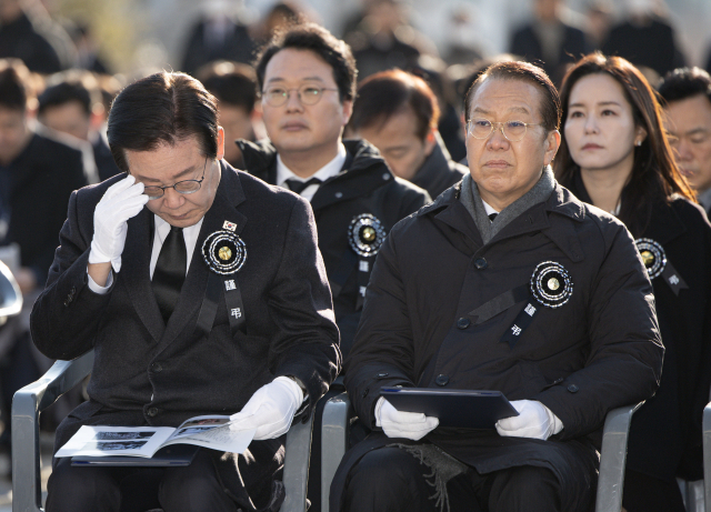 이재명 더불어민주당 대표가 지난달 3일 서울 여의도 국회에서 열린 고 김수한 전 국회의장 영결식에서 안경을 고쳐쓰고 있다. 오른쪽은 권영세 국민의힘 비상대책위원장. 뉴스1