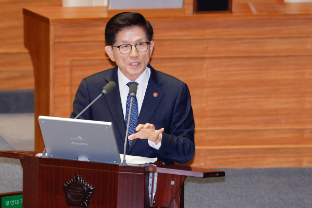 김문수 고용노동부 장관이 14일 오후 서울 여의도 국회에서 열린 제422회국회(임시회) 제6차 본회의에서 임이자 국민의힘 의원의 교육·사회·문화에 관한 대정부 질문에 답하고 있다. 뉴스1