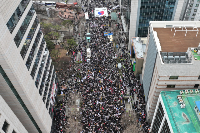 15일 오후 광주 동구 금남로에서 세이브코리아가 주최한 윤석열 대통령 탄핵 반대와 석방을 촉구하는 국가비상기도회에 인파가 모여 있다. 광주 = 연합뉴스